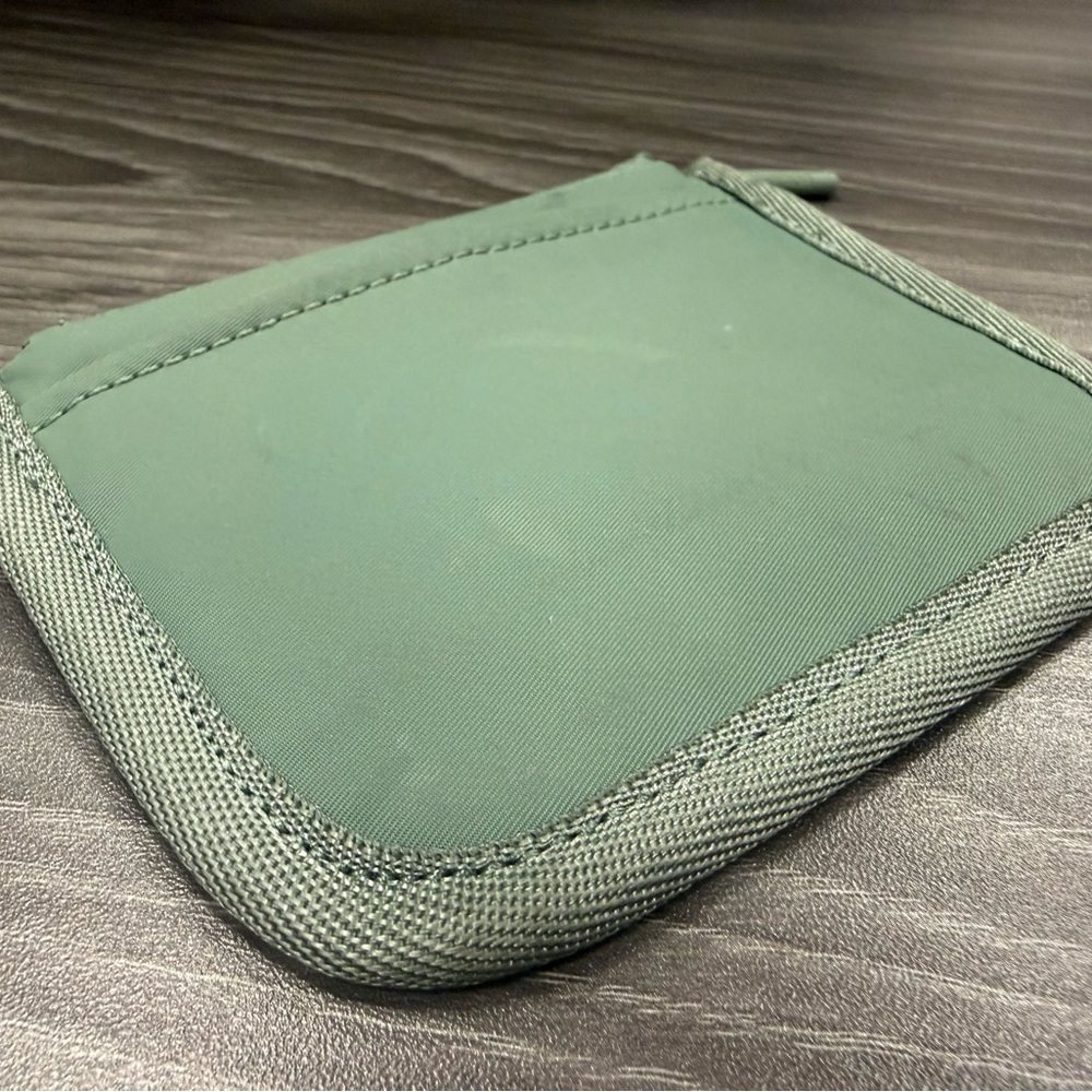Lululemon True Identity Card Case One Size Gray Eucalyptus - Pre-owned  - Picture 11 of 12
